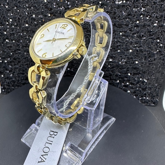Women's NWT Bulova w/Mother-of-Pearl Face & Gold Bezel w/Gold Chain Bracelet - Picture 4 of 5